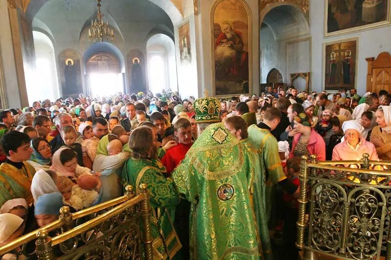 Расписание богослужения в свято троицком монастыре. Свято-Троицкий монастырь Тюмень внутри. Тюмень Троицкий монастырь богослужение. Тюменский Свято-Троицкий мужской монастырь расписание.