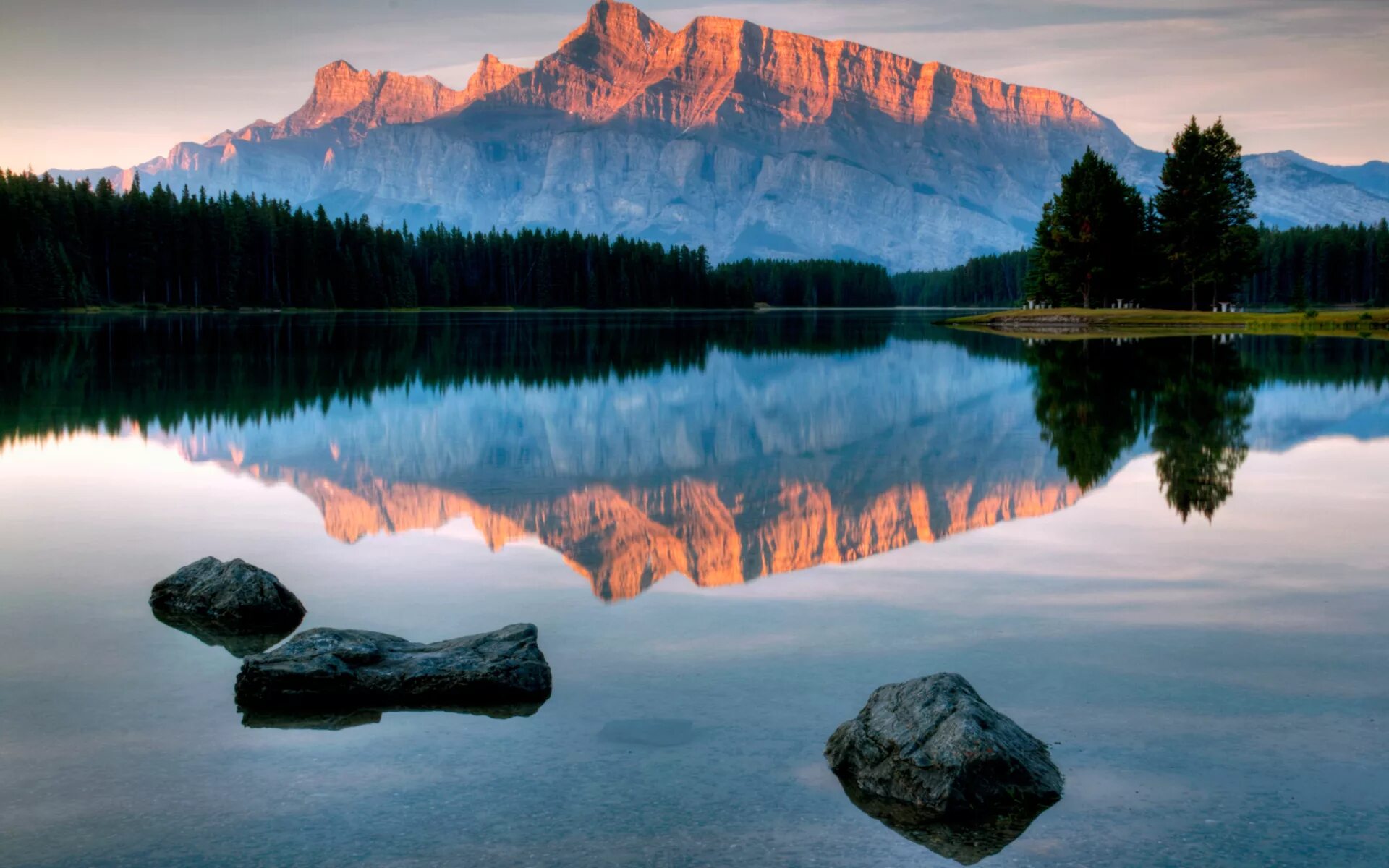 Картинки отражающиеся. Зеркальная симметрия в природе. Озеро в горах. Горы лес озеро. Отражение в воде.