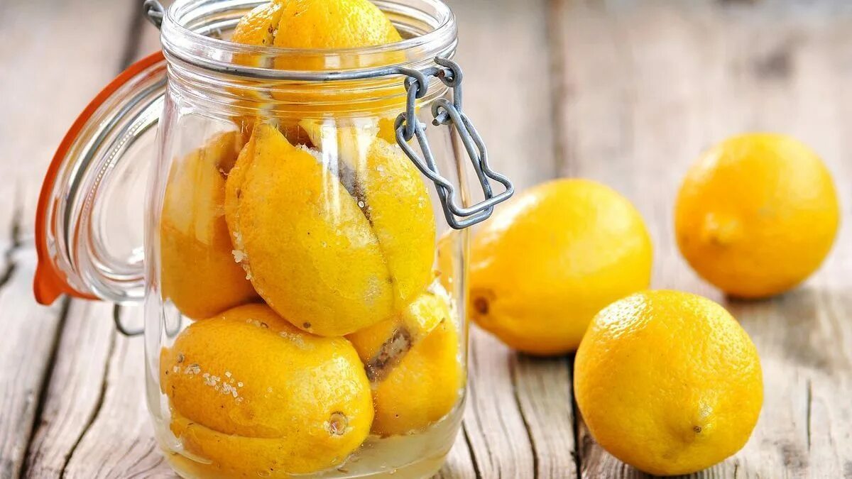 Сохранить лимоны в домашних. Маринованный лимон. Маринованные лимоны. Соленые лимоны. Лимоны в банке.