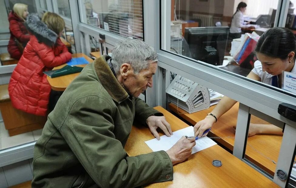 Пенсионеры пенсия. Цифровая выплата пенсии пенсионерам. Ветераны труда пособия. Социальные выплаты. Бабушка с пенсией.