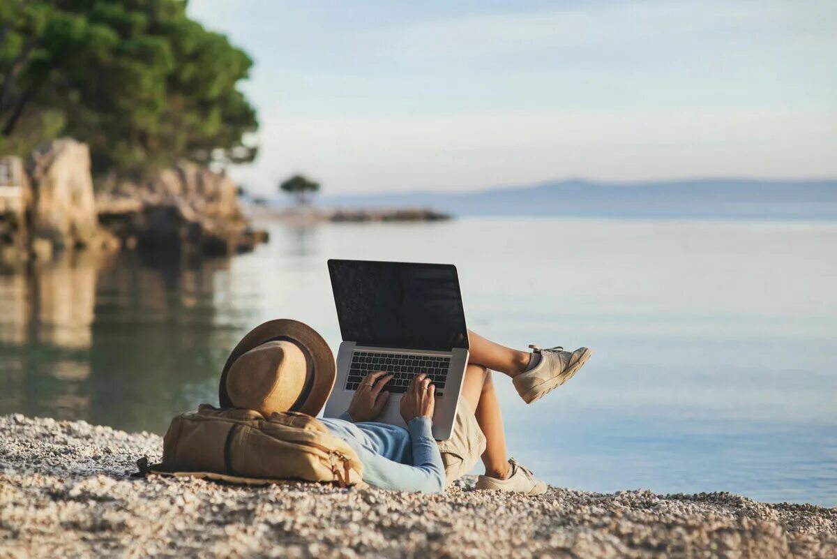 Отпуск в апреле 2024 выгодно ли. С ноутом на пляже. С ноутбуком на море. С ноутбуком на пляже. Девушка с ноутбуком на берегу моря.