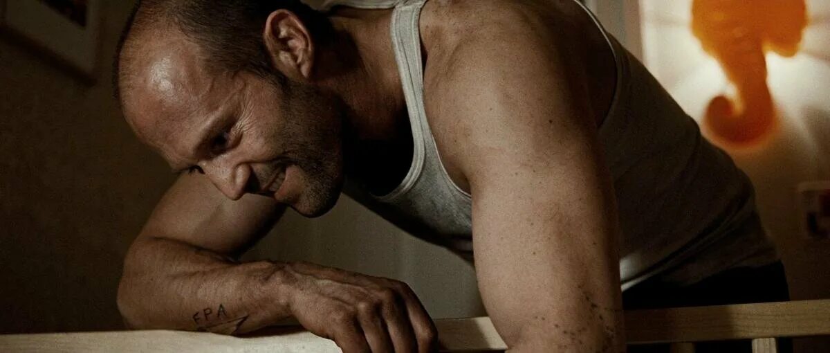 смертельная гонка фильм 2008. смертельная гонка 2008 франкенштейн. джейсон стэтхэм смертельная гонка. джецсон стетем в тюрьма. фильм костолом джейсон стэтхэм.