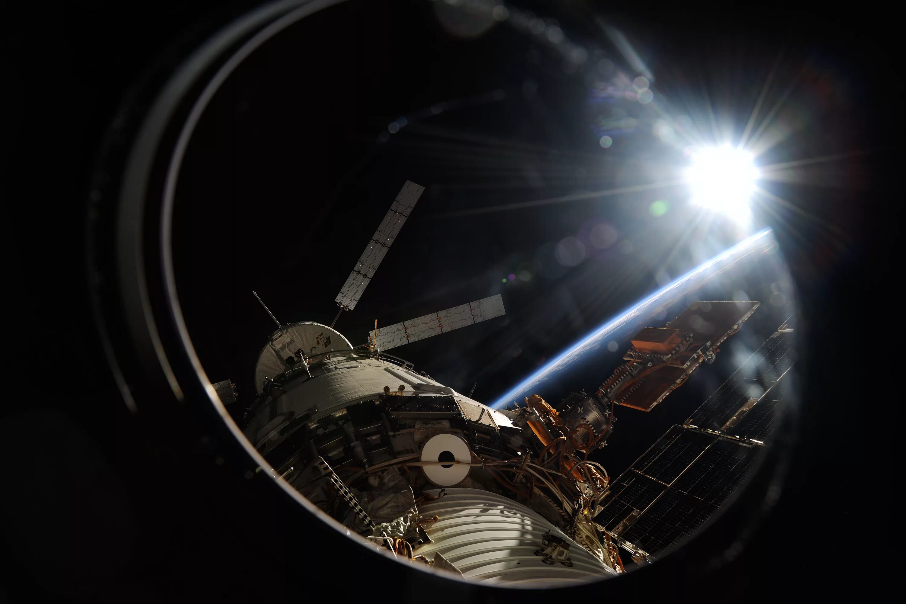 Первая космическая станция на орбите. Космические корабли реальные. Иллюминатор космического корабля. Вид из иллюминатора космического корабля. Грузовой космический корабль.