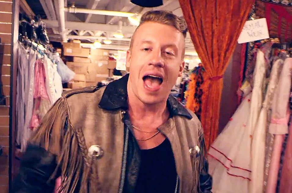 Thrift shop. Macklemore солист. Macklemore клип. Маклемор Thrift shop. Macklemore в халате.