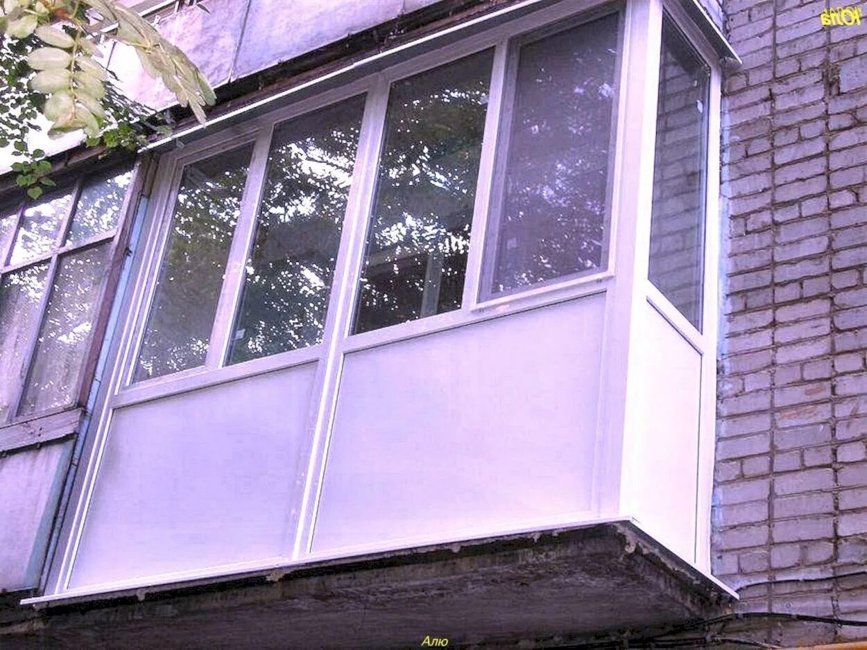Металлопластиковый балкон. Пластиковый балкон. Пластиковое остекление балкона. Остекление балкона пластиком. Пластиковые лоджии установка