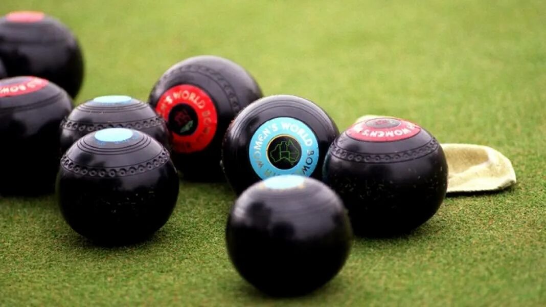 Bowls is described being a game. Игра в боулз. bowls спорт. газон боулинг. шары для игры в боулз.