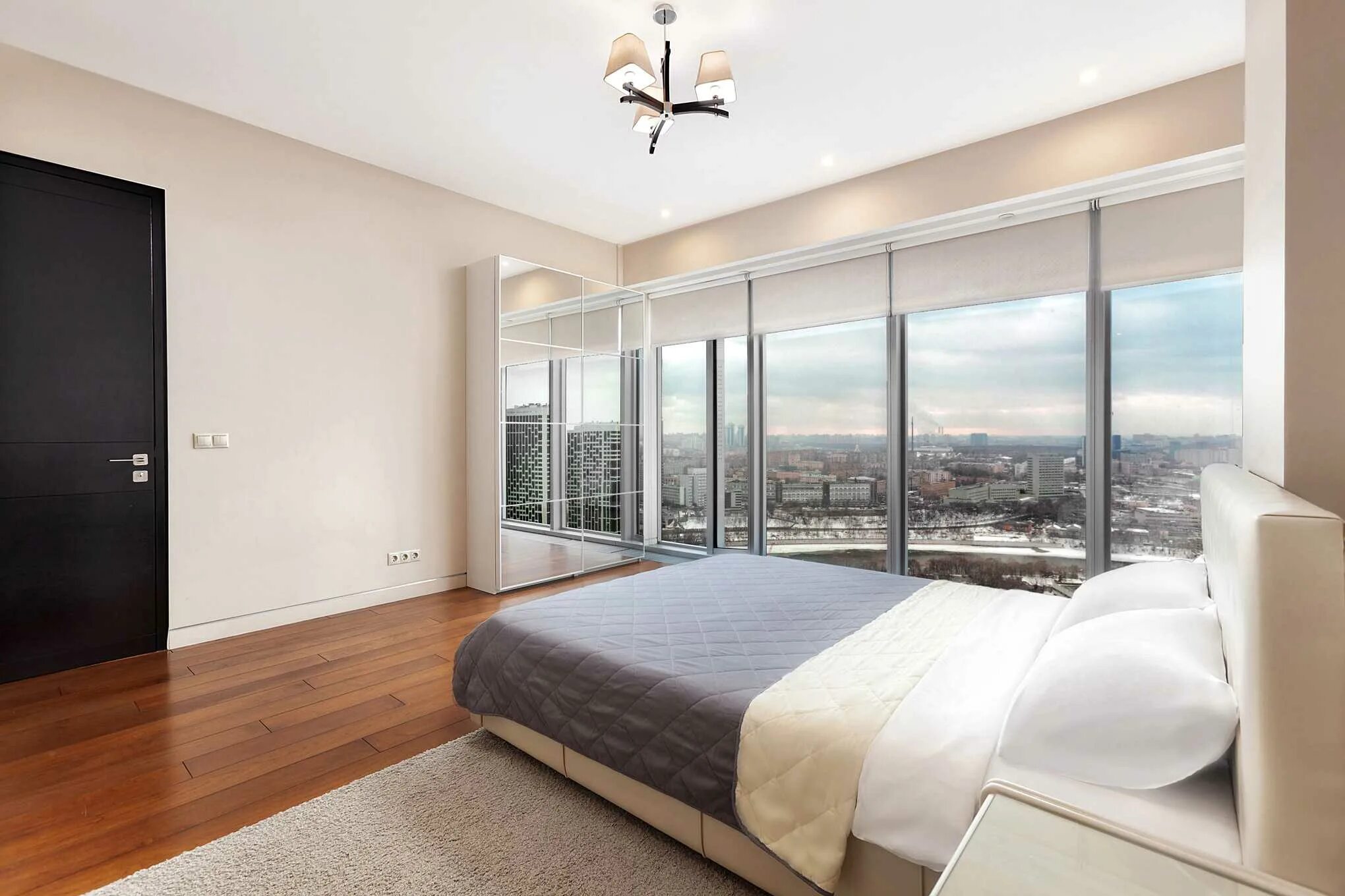 Квартира куплена в 2019 году. Апартаменты Москоу Сити. Москоу Сити апартаменты апартаменты. Спальня в Москоу Сити панорамные окна. Спальня с панорамными окнами.