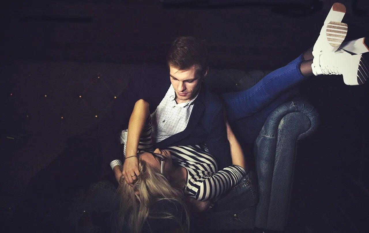 Песня девочка любит ночь. Полнолуние девушка. Если ты не можешь уснуть значит. Песня девочка любит ночь. Девушка ночь луна звезды.