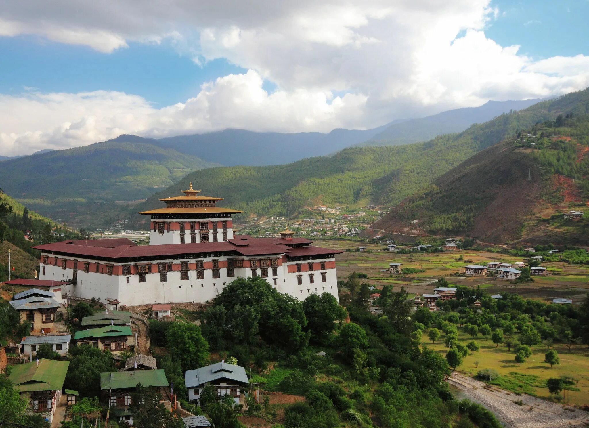 Бутан индия. Монастырь Ринпунг дзонг. Бутан Тхимпху климат. Бутан• храм Лхунце дзонг. Монастырь гянгтей бутан.