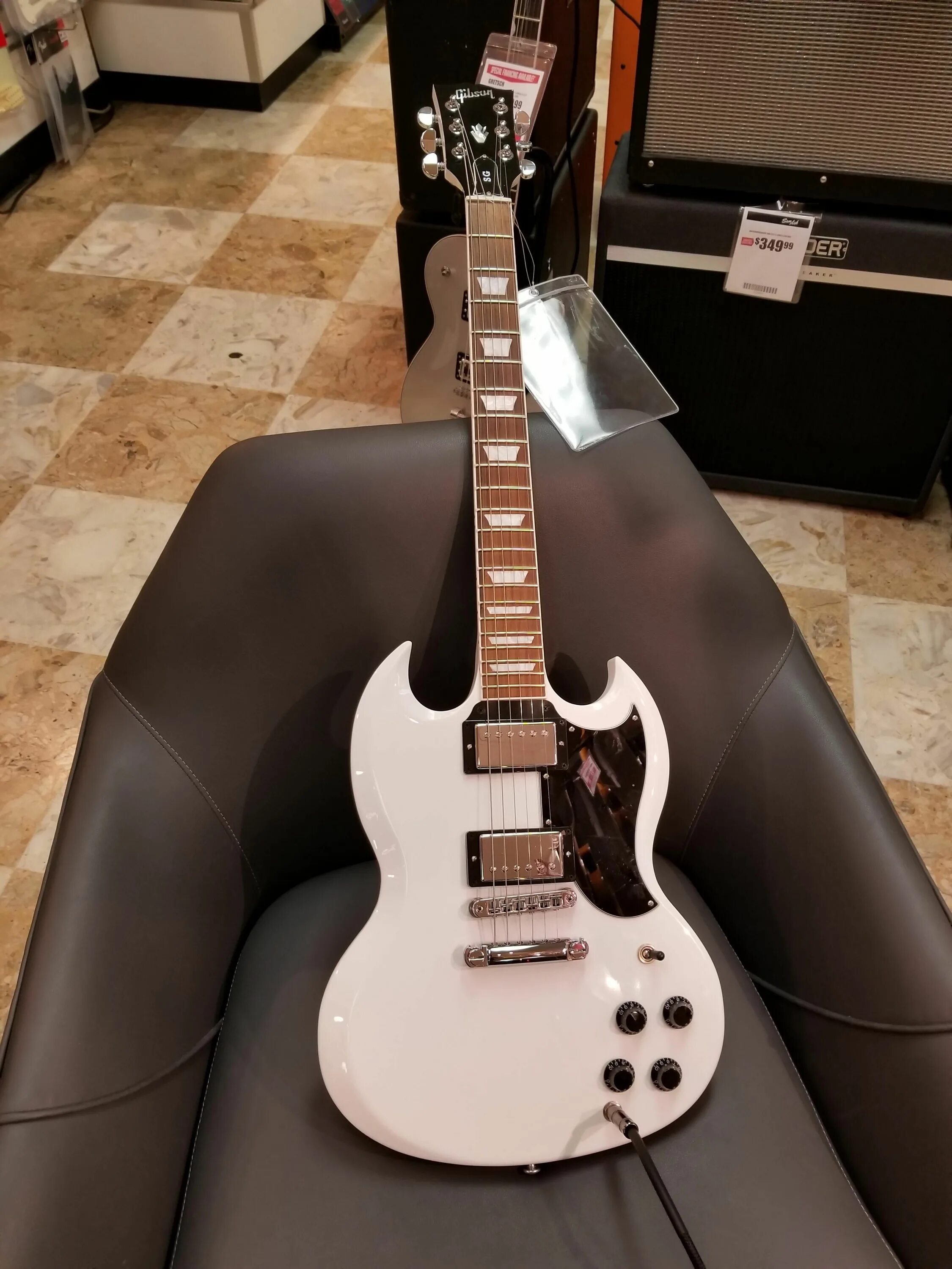 Fancy SG Gibson. Электрогитара в доме. Гитара домашняя.