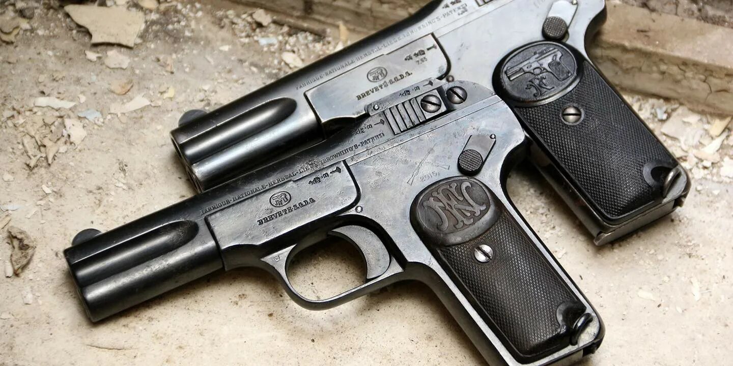 Пистолеты браунинга фото. Браунинг hi power 1935. Бельгийский браунинг 1906. Browning m1900. Пистолеты браунинга фото.