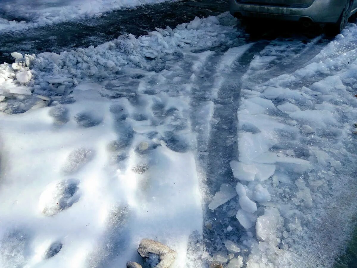 Талый снег читать. Снеговая вода. Снег и вода. Талый снег. Талая вода из снега.