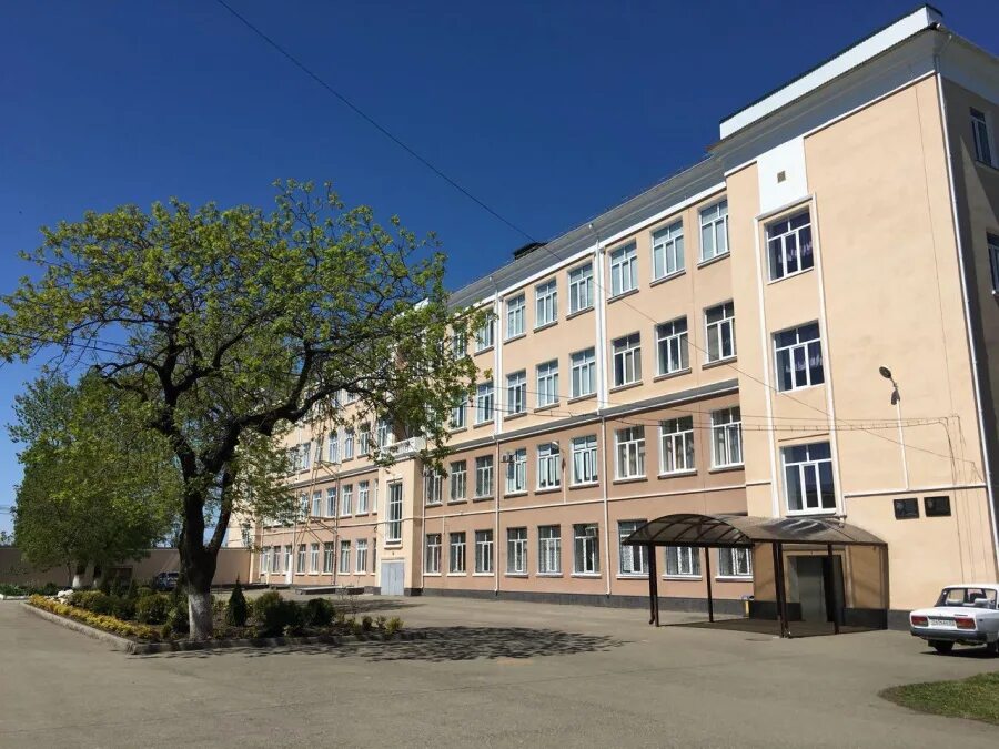 Учителя адыгейской республиканской гимназии. Республиканская гимназия майкоп. 5 гимназия майкоп. Республиканская гимназия майкоп. Школа арг майкоп 1.