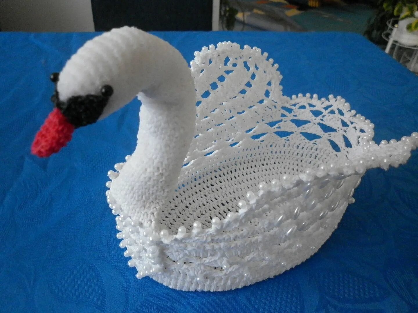 вязаные лебеди крючком. вязание крючком лебеди. вязаные вазы. вязаные лебеди крючком. вязаные лебеди.