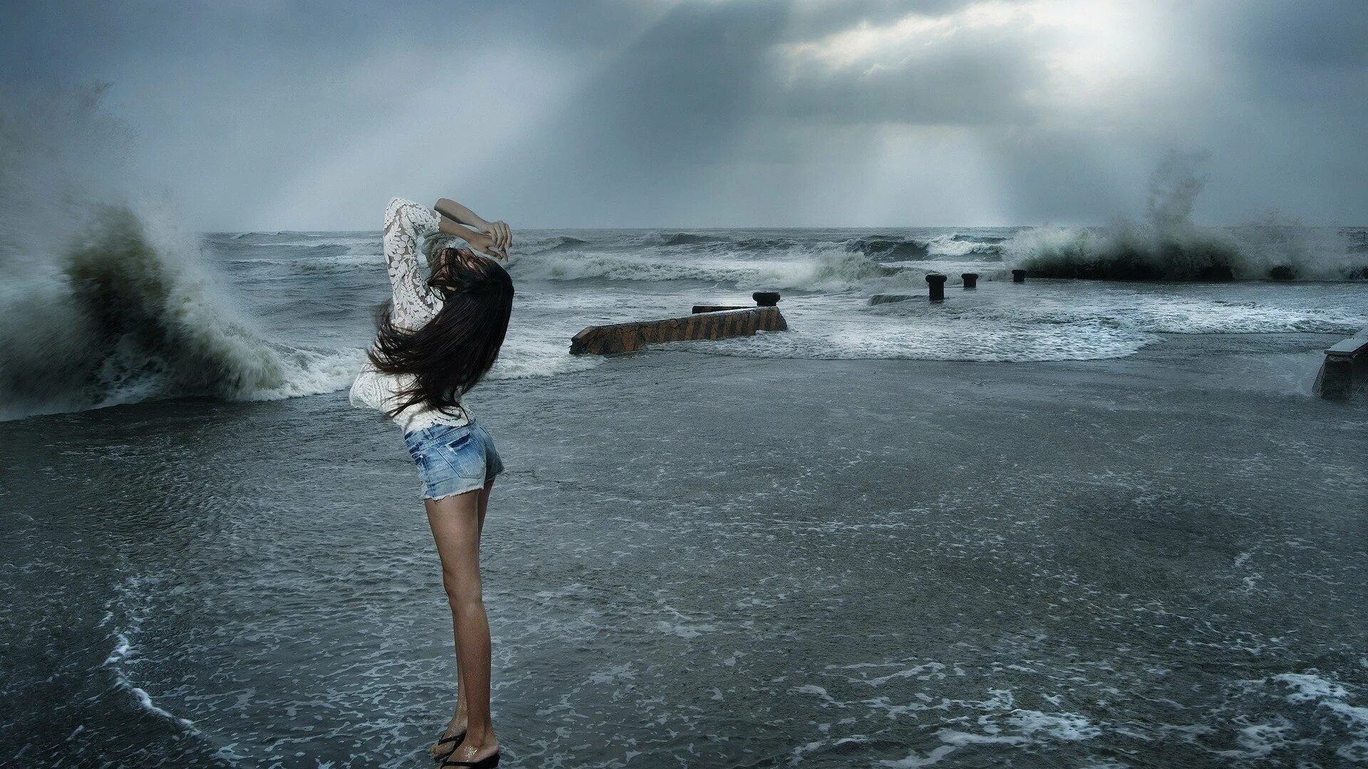 Озеро взволнованное ветром. Девушка-море. Девушка море шторм. Девочка на море. Девушка на берегу бушующего моря.