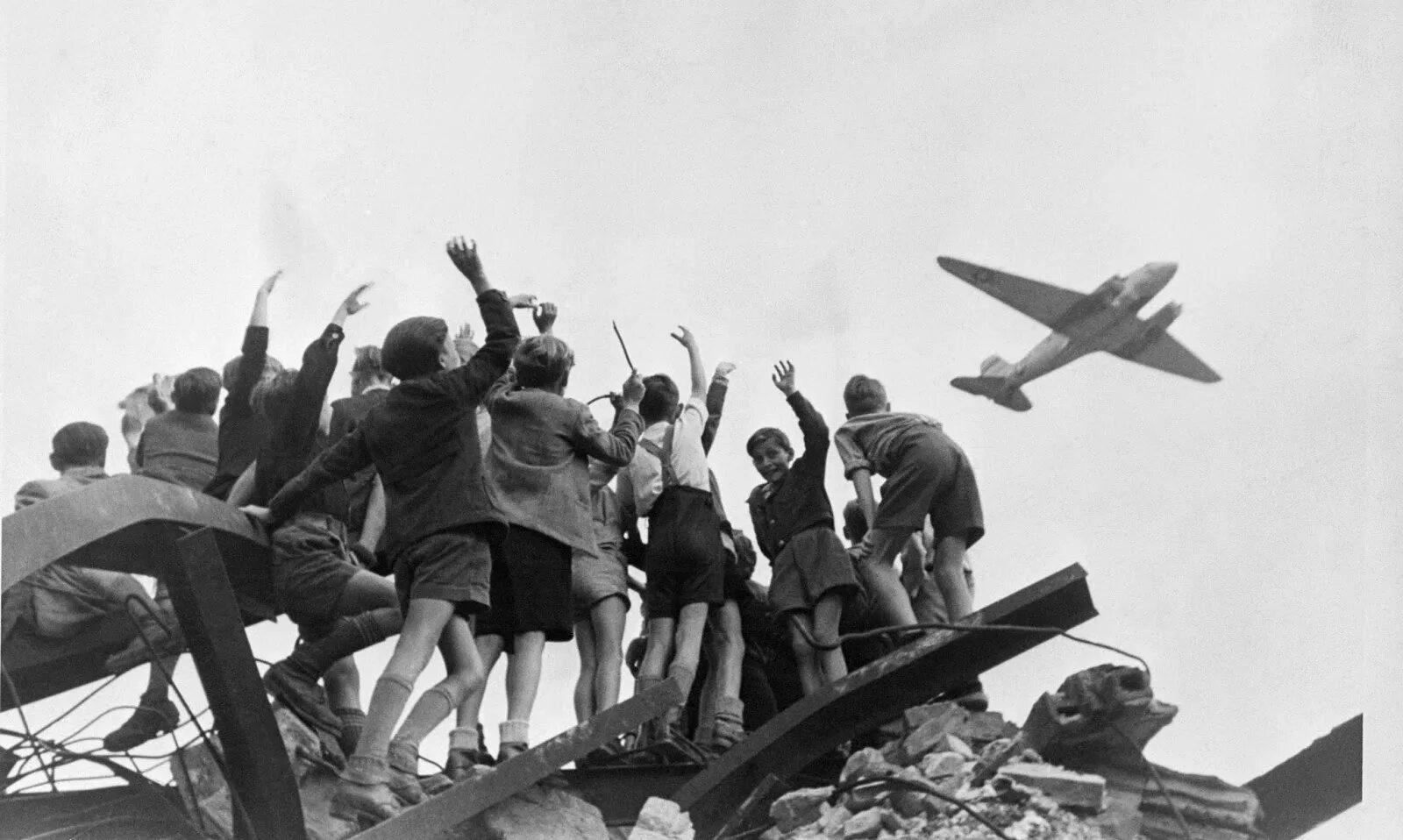 Военные фотографии победа. Блокада Западного Берлина 1948. Берлинский воздушный мост 1945. Воздушный мост Берлин 1948.