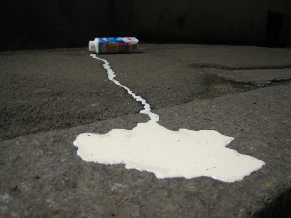 Разлитое молоко. Краска для асфальта белая. Лужа молока. Разлитое молоко на полу.