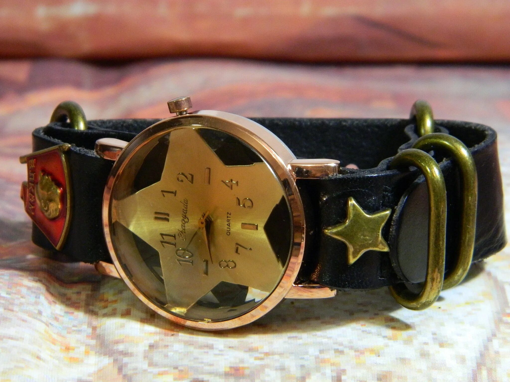 Часы ленинский комсомол. Знак 50 лет ввмупп. 25 октября комсомол награжден орденом октябрьской революции. Комсомол молдавии на значках. Значок ткз из серии слава ленинскому комсомолу.