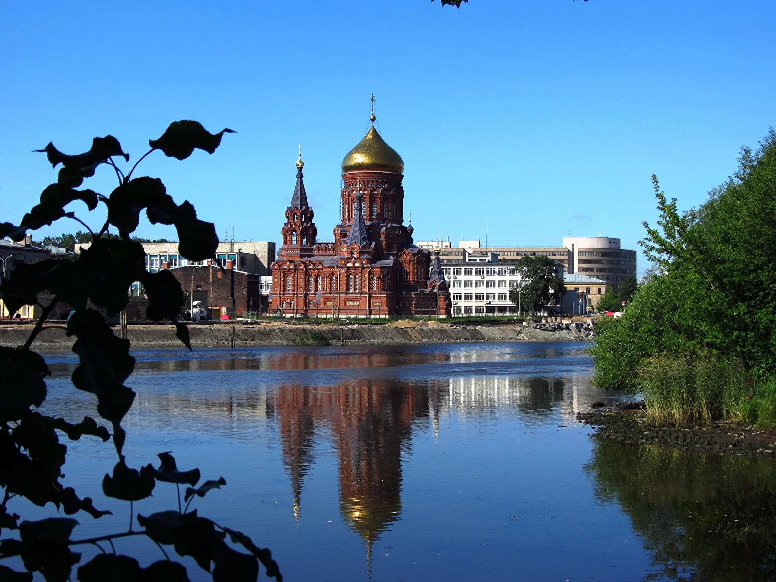 Самые речные города россии. Храм на Гутуевском острове Санкт-Петербург. Богоявленская Церковь Санкт-Петербург Гутуевский остров. Богоявленский храм на Гутуевском острове. Петербург. Богоявленская Церковь на Гутуевском острове.