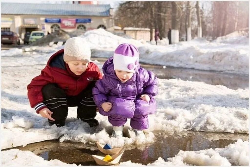 Снег сходит с пригорков веселыми ручейками. Дети на прогулке весной. Весенние прогулки с детьми.