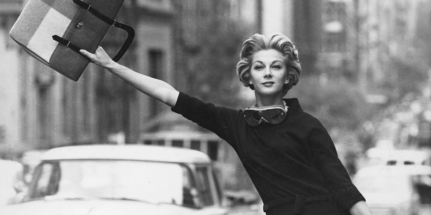 Первый американский телевизор. Стиль 1950. Старый фотоаппарат. Кинодивы голливуда 20 века. Ретро фотографии.