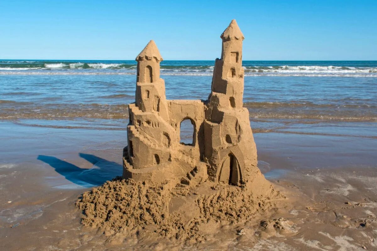 Make a sand castle. Замок из песка. Башня из песка. Красивый песочный замок. Песочные замки на пляже.