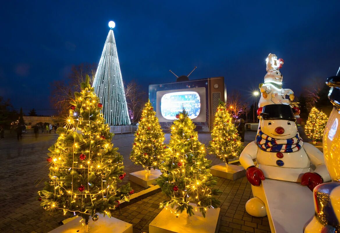 ялта в новогодних огнях. ялта зима. куда поехать в крыму на новогодние праздники. крымский новый год. новый год в ялте 2020.