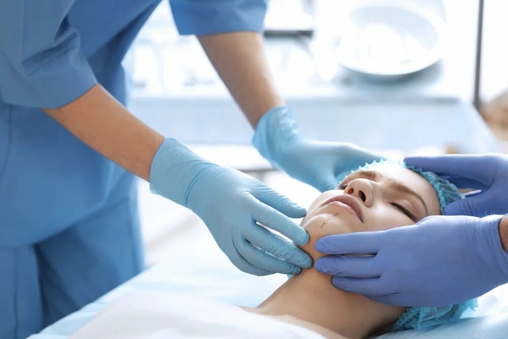 Доктор пластик. Clinic plastic. Clinic plastic. Пластический хирург в клинике. Операционная института пластической хирургии.