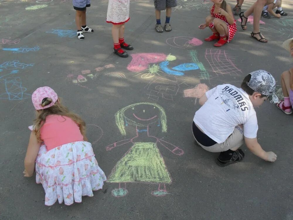 Рисунки на асфальте.. Конкурс рисунков на асфальте в детском саду. Конкурс рисунков мелом на асфальте. Дети рисуют на асфальте.