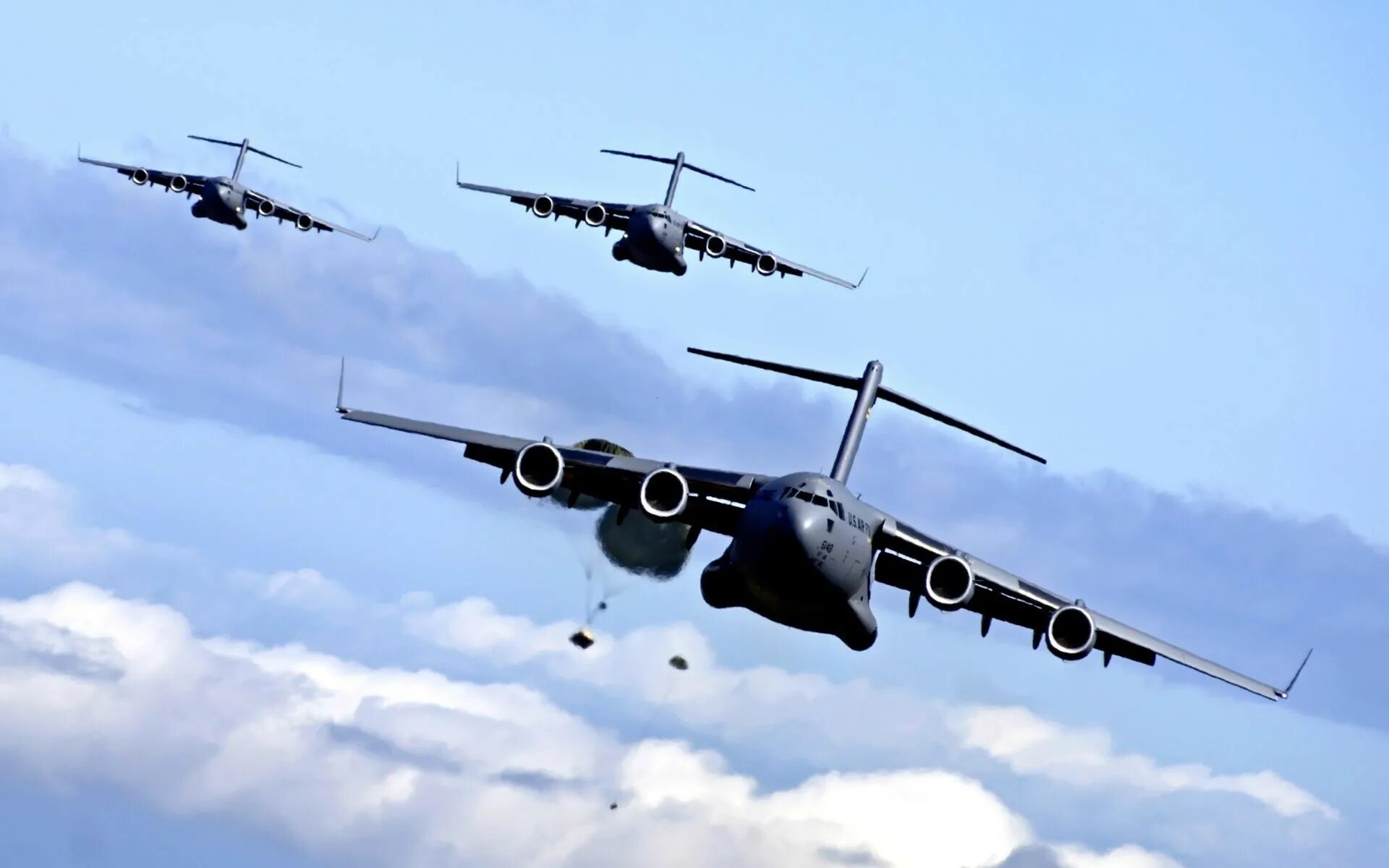 Boeing c-17 Globemaster III. Боинг с 17 Глоубмастер 3. 2 Боинг с 17 Глоубмастер III, военно транспортный самолет, военные,. Военные самолеты в небе.