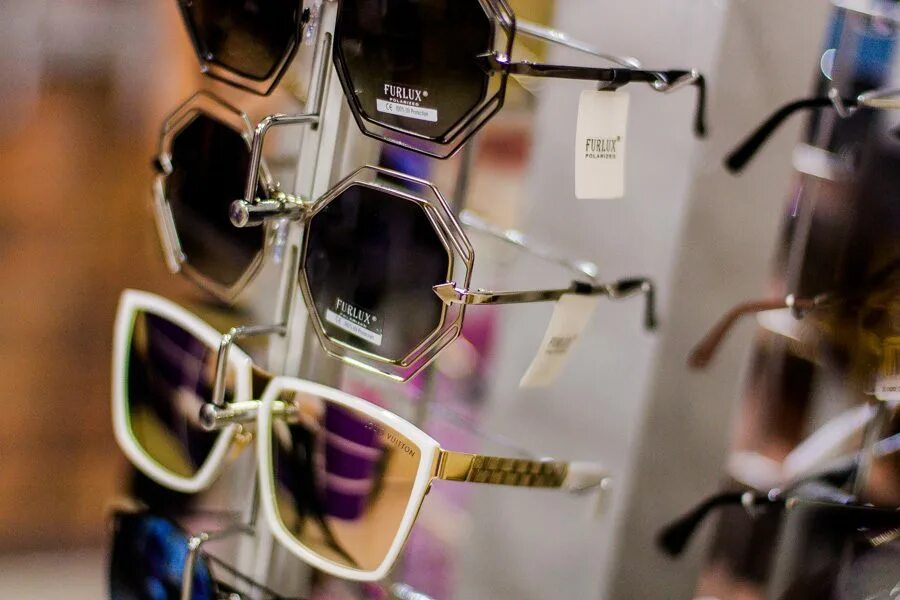 Магазин солнечных очков. Солнечные очки в магазине. Солнцезащитные очки 20 века. Скидка на солнцезащитные очки. Магазин солнцезащитных очков москва
