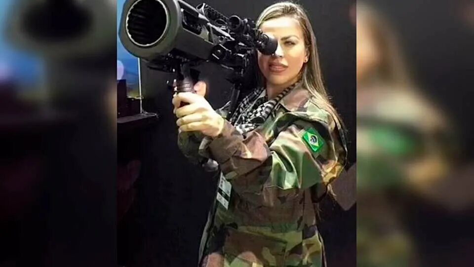 Талита ду валле фото. Снайперша Талита Валье. Модель из Бразилии снайпер на Украине. Талита снайпер. Украинская снайперша Тайра.