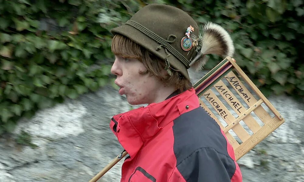 Vorne rechts sitzt mein bruder er heißt чтение. Луис хофманн убежище. Wer ist das da links rechts in der mitte vorne hinten картинки. Яник шуман. In der mitte.