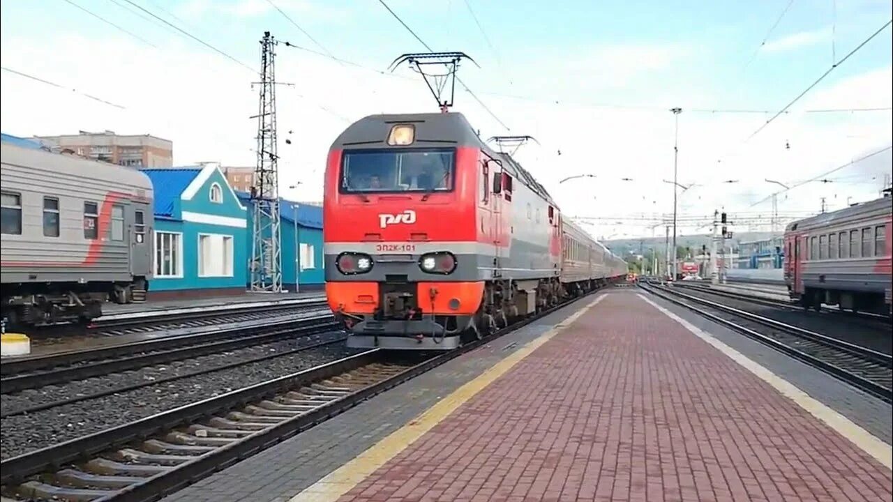 Электровоз ЧС2К-618 с поездом № 118 Москва - Новокузнецк - YouTube