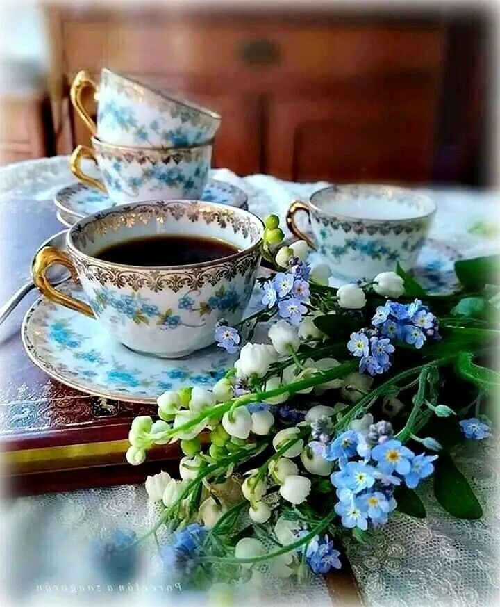 Фото воскресного утра. Чашечка кофе с незабудками. Утренний чай. Весеннее чаепитие. Чай с незабудкой.