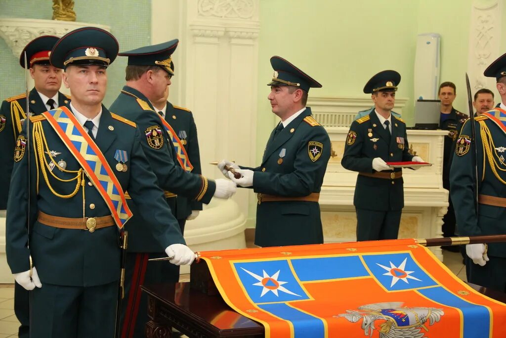 Знамя учебного центра ФПС. Крепление Знамени к древку. Крепление штандарта к древку. Учебный центр ФПС Омск.