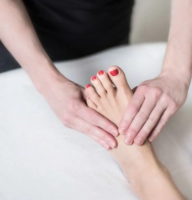 массаж большого пальца на ноге. большими пальцами массирует. большими пальцами массирует. лечебный массаж ног. большими пальцами массирует.