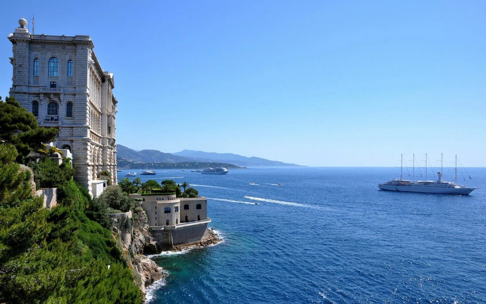 Столица находится на берегу моря. Monaco Ялта. Яхты Монте-Карло Монако. Дворец в Италии на берегу моря. Капри Ялта.