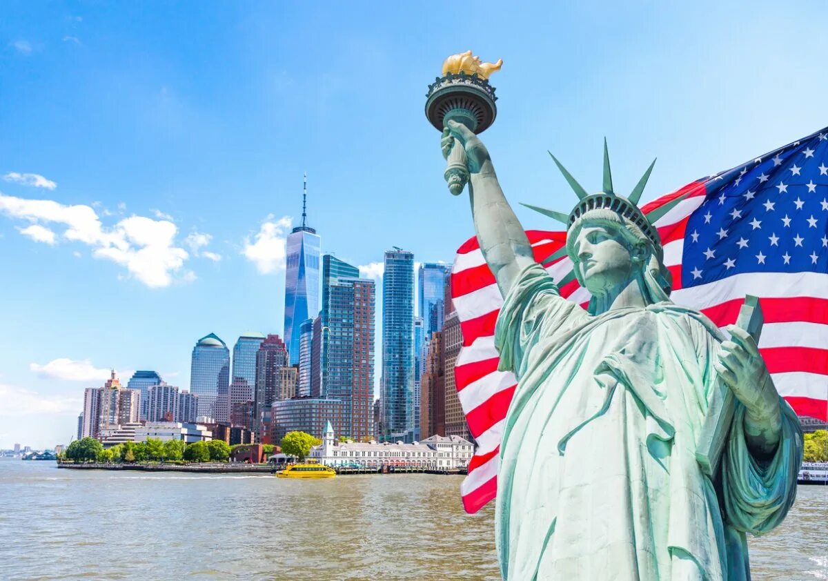 Сша большая страна. Статуя свободы США. Америка Нью-Йорк статуя свободы. Нью Йорк статуя свободы флаг. Статуя свободы Нью-Йорк американский флаг.