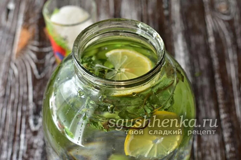 Мохито из крыжовника. Компот мохито из крыжовника с мятой. Крыжовник мята лимон мохито. Компот мохито из крыжовника с мятой и лимоном. Компот мохито из крыжовника с мятой и лимоном.