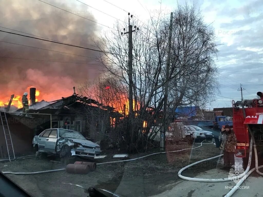 Новости каменска уральского сегодня последние. Пожары в Свердловской области 2021. Дом горит. Пожар в доме. Пожар сгорел дом.