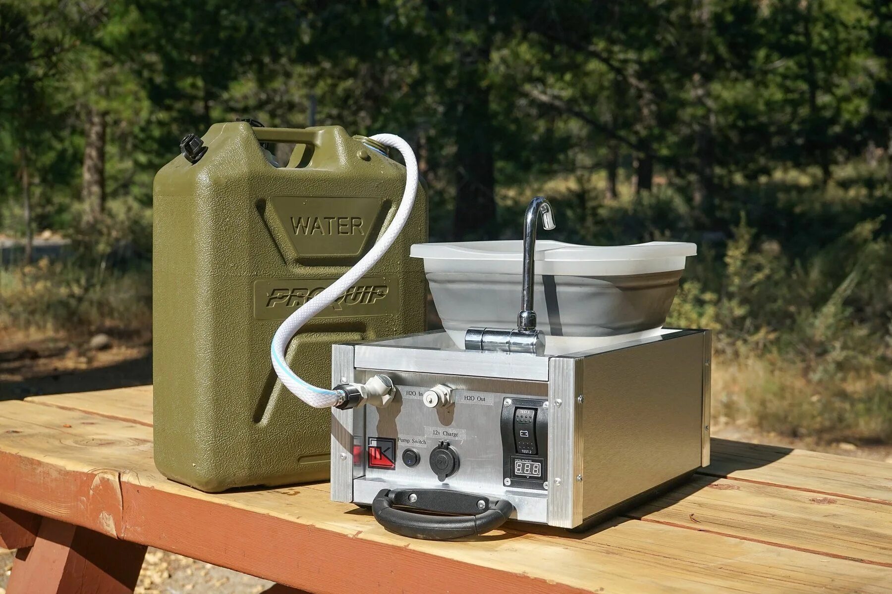 Camping hot. Компактный газовый водонагреватель для кемпинга. Кемпинг кухня Coleman. Camp Water Heater. Water Heater for Camping.