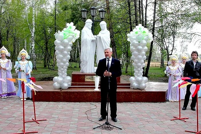 Погода на пласту город пласт. Памятники города пласта Челябинской области. Пласт (город). Памятник трех поколений г пласт. Парк пласт Челябинская область.