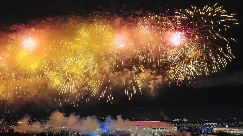 Салют в москве день защитника отечества. 23 Февраля салют Поклонная гора. В Москве прогремел салют в честь дня защитника Отечества. Салют в небе. Салют в Волгограде.