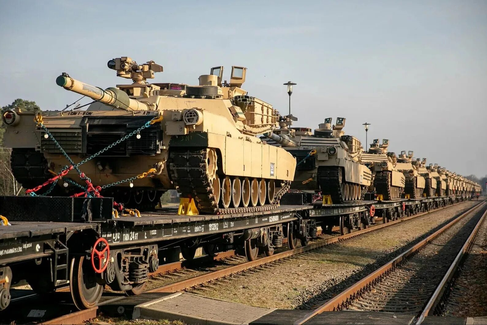 Страна на военные рельсы. Переброска войск. Военные рельсы. Американский танки границы. Переброска техники в Польшу.