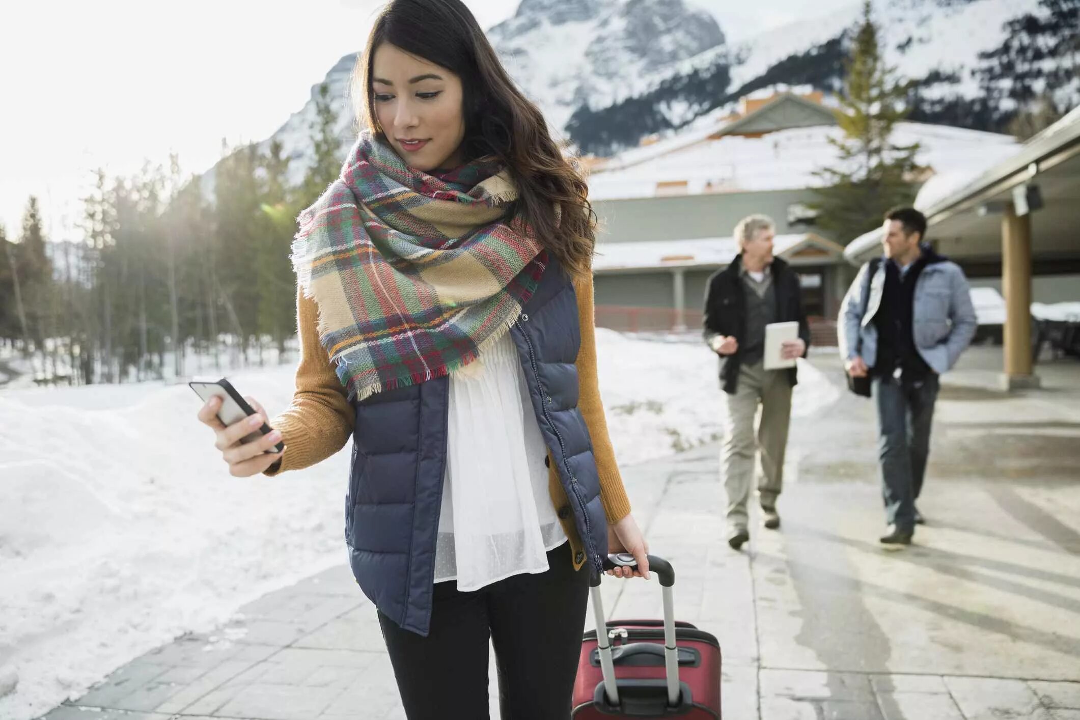 Зимняя одежда для путешествий. Образы для путешествий зимой. Путешественник в одежде с шарфом. Одежда на +10 градусов.