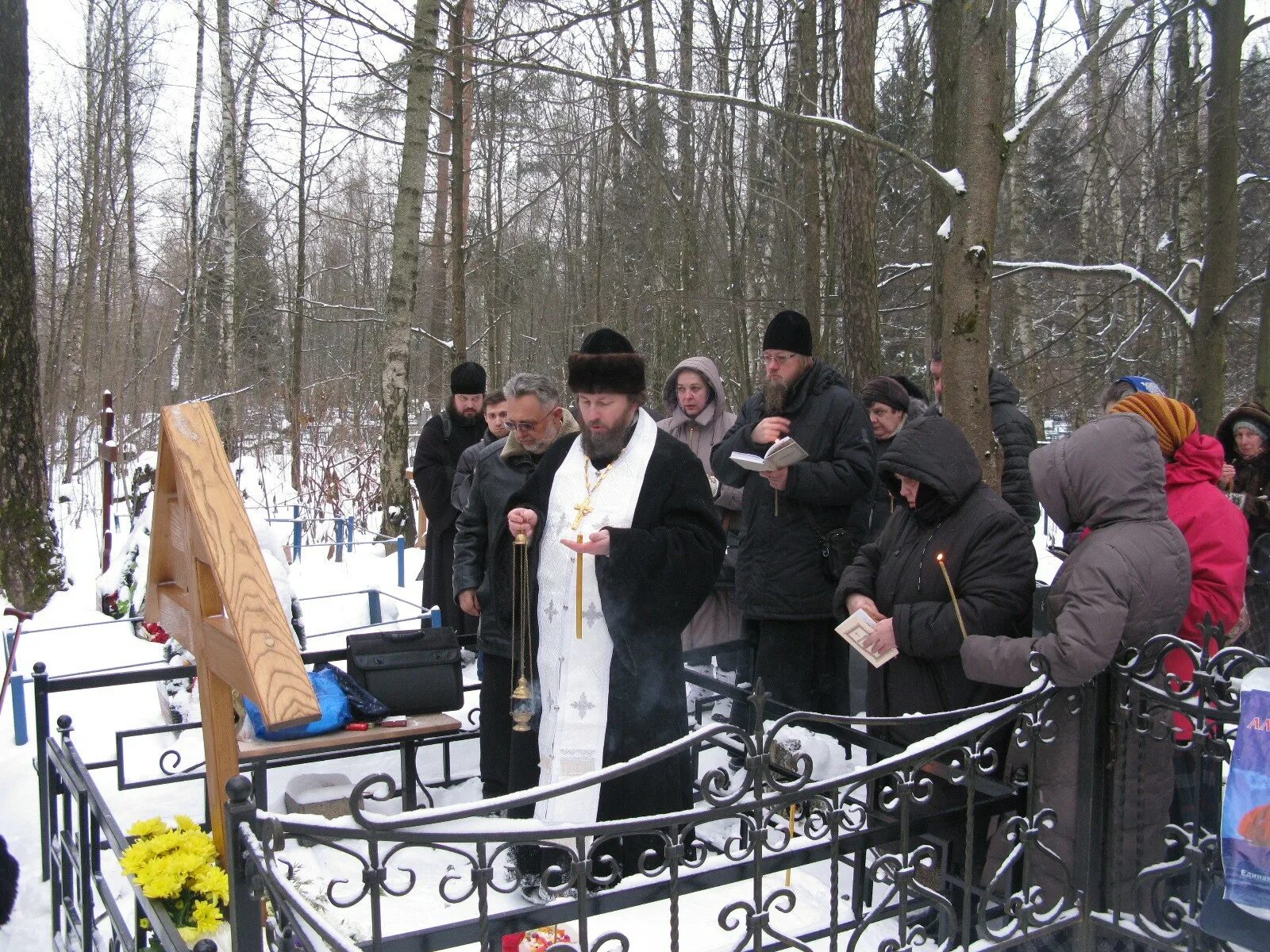 Чем поминают на поминках. Отпевание усопшего на кладбище. Священник на кладбище. Поминки на кладбище. Священник на отпевании на кладбище.