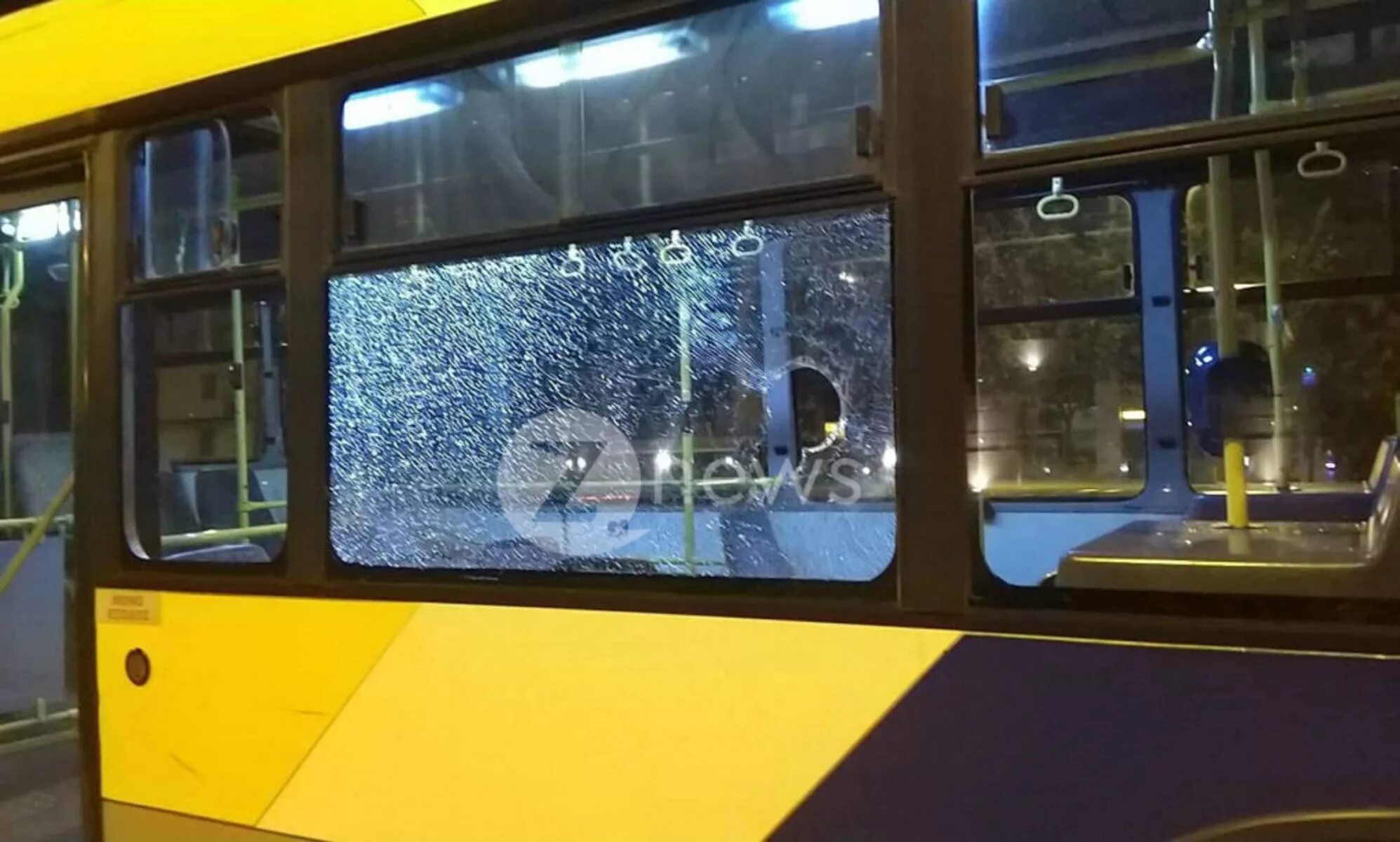 Срезка лобового стекла. Замена стекла автобус. Замена стекла автобус. Вклейка стекла на грузовик. Замена стекла автобус.