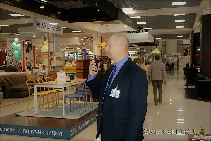 охранник в торговом центре. охранник в магазине. охранник в тц. охранник в торговом центре. охранник в гипермаркете.