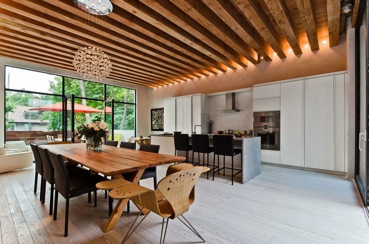 Деревянный потолок. Дизайнерский потолок из дерева. Современный деревянный потолок. Потолок из реек деревянных.